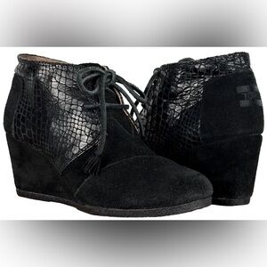 TOMS Women's Desert Ankle Boots Black Suede + Snakeskin Lace Up Wedge Heel Sz 8